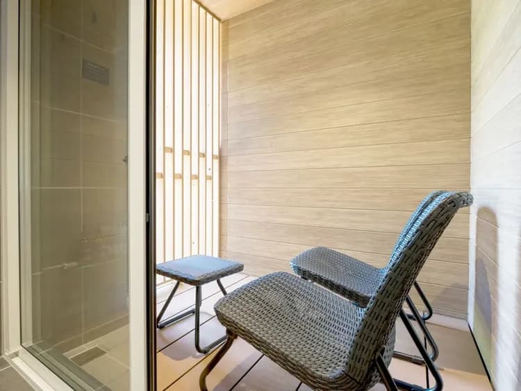 【外気浴スペース】サウナや温泉で火照った体を外気浴で心地よく「ととのえて」いただけます。