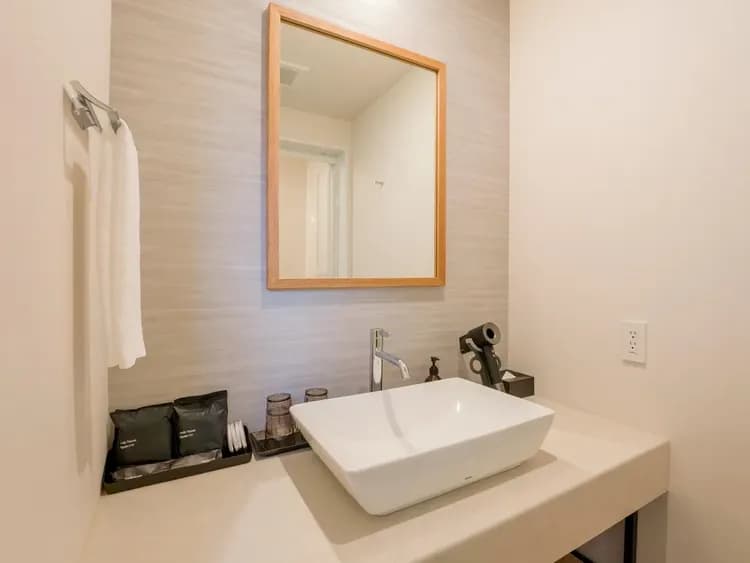 【洗面所】独立洗面台のある洗面所、充実したアメニティをご用意。