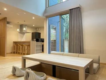 【D2タイプ：リビングダイニング】豊かな日差しが心地よく、開放的な空間