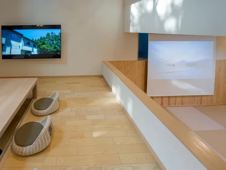 【スキップフロア】リビングから一段下には畳敷の寝室スペース。