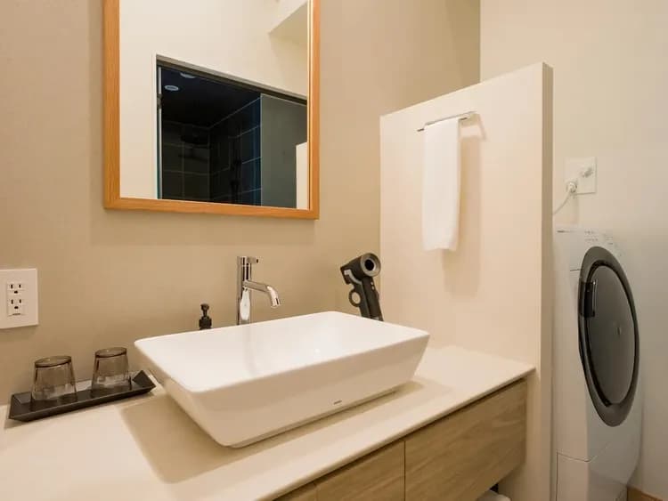 【洗面所】独立洗面台のある洗面所、充実したアメニティをご用意。