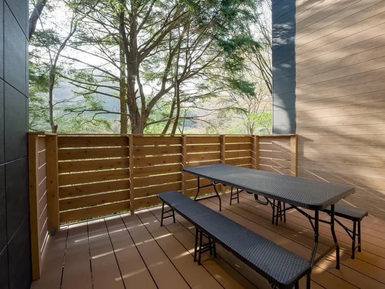 【寝室】テラスに出ると、川のせせらぎや鳥のさえずりに癒されます