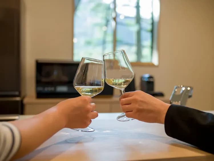 【イメージ】カウンターでの乾杯は、一段と美味しく感じる。