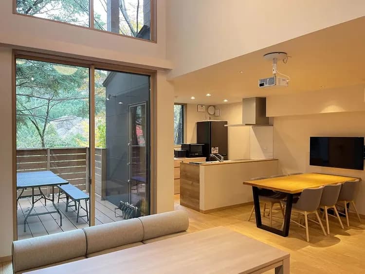 【D1タイプ：リビングダイニング】豊かな日差しが心地よく、開放的な室内