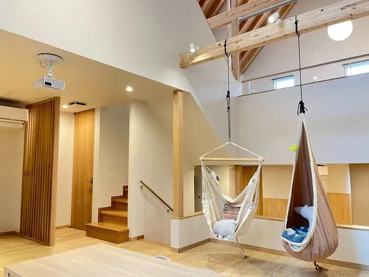 【D1タイプ：リビングダイニング】明るく広々とした空間。グループでのご利用に最適です