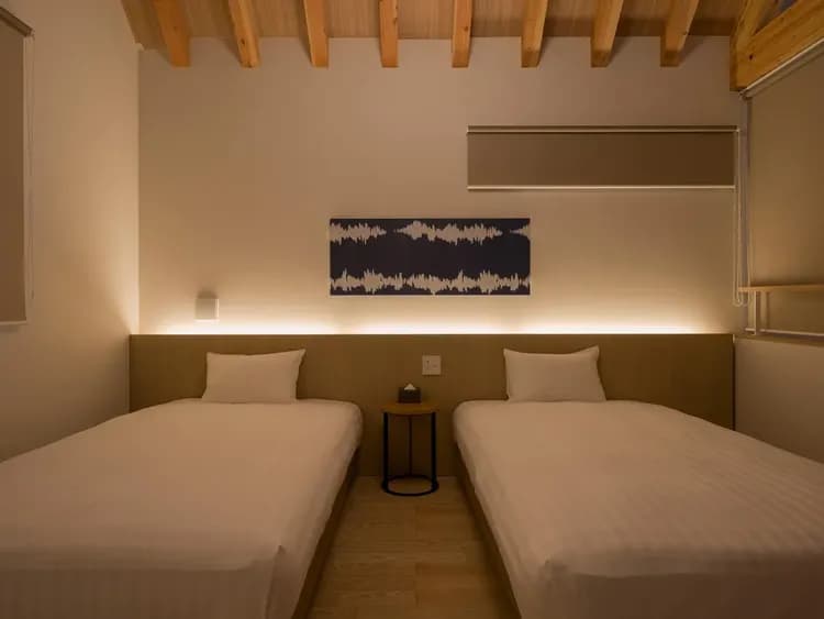 【寝室】落ち着いた雰囲気の寝室。セミダブルベッドを2台設置