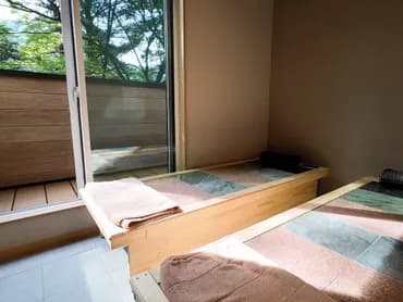 【岩盤浴ベッド】ドライタイプの岩盤浴ベッドを2台ご用意。