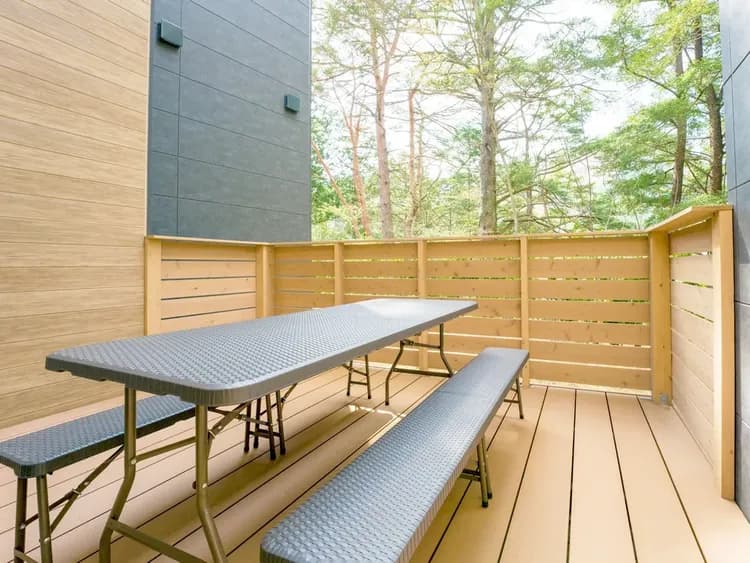 【テラス】自然を間近に感じながら、川のせせらぎをBGMにお過ごしください。