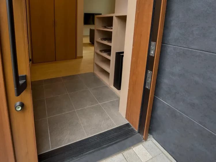 【玄関】入り口の段差をなくし、車いすやベビーカーも安心してご利用いただけます。