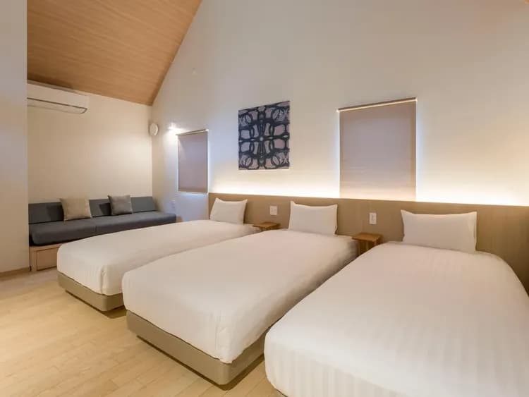 【寝室】シングルベッド3台の広々とした寝室。家族・グループ利用におすすめです。