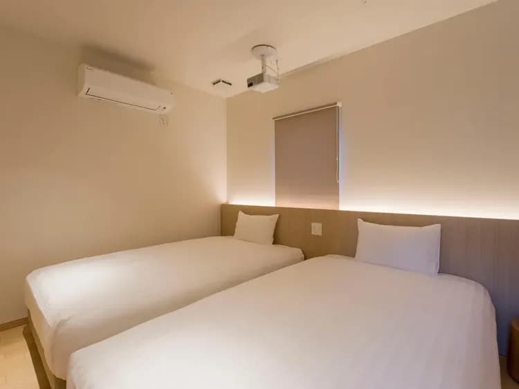 【寝室】セミダブルベッドを2台、プロジェクターも完備。