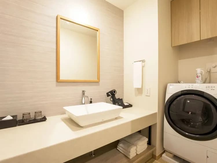 【洗面所】独立洗面台のある洗面所、充実したアメニティをご用意。