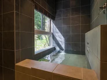 【浴室】鬼怒川の森林を感じながら、天然温泉で癒されること間違いなし