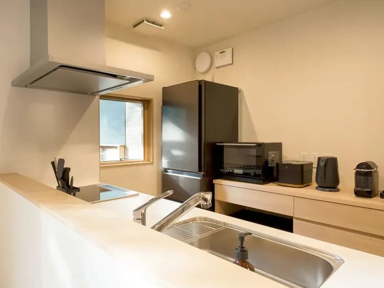 【キッチン】オープンキッチンなので、会話を楽しみながらお料理も！