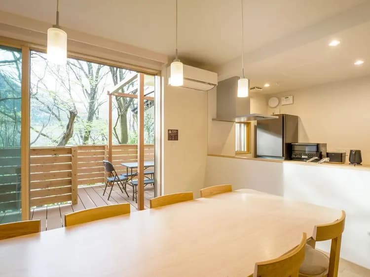【ダイニング】テラスとのつながりが開放的な空間。