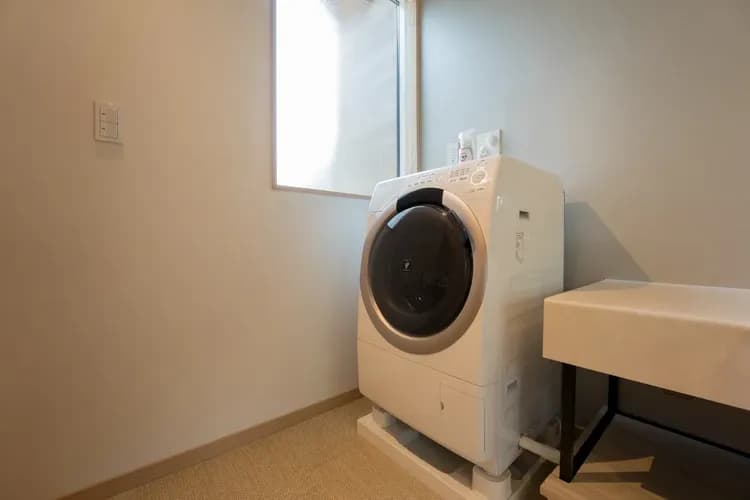 【ドラム式洗濯乾燥機】全室に設置。衣類洗剤も完備しており連泊でも安心