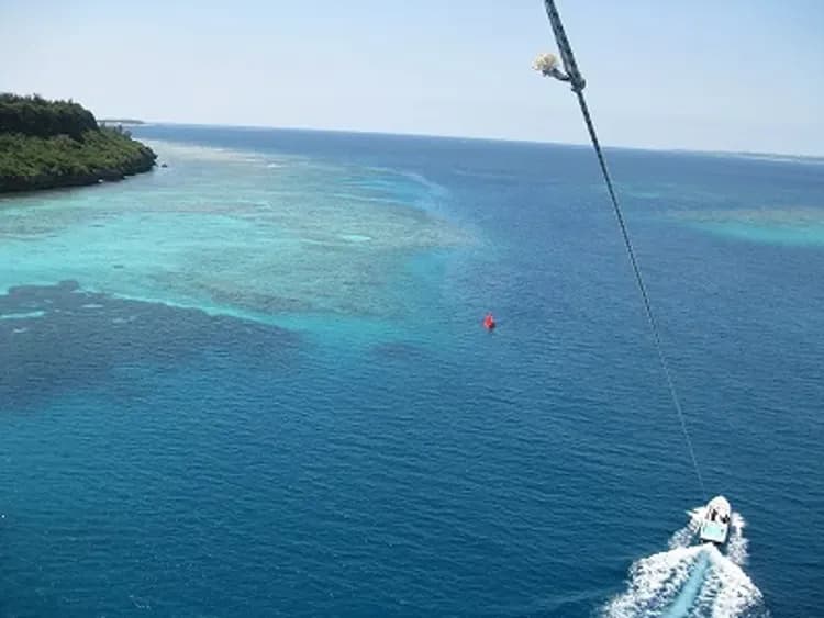 【北部本部町出發】瀬底島近海體驗→海上拖曳傘＆浮潛套裝行程-5