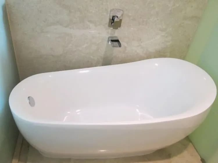 Deep soaking bathtub