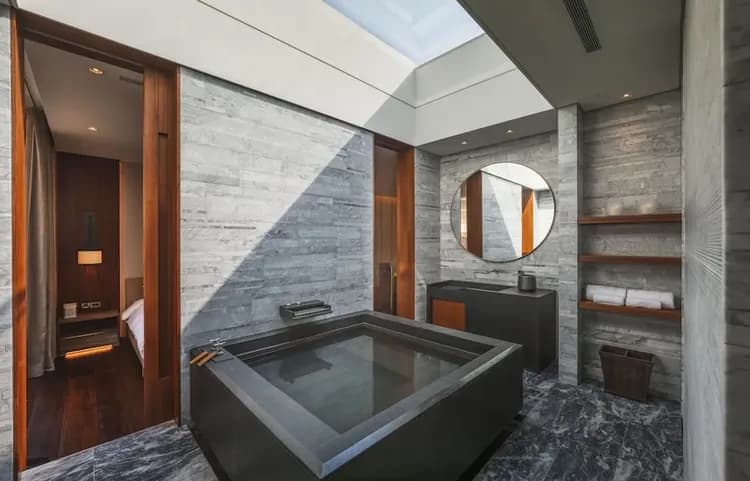 Deep soaking bathtub