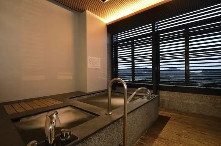 Deep soaking bathtub