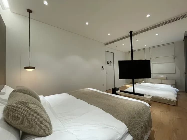 二樓201房無憂。大套房（加床可住五人）