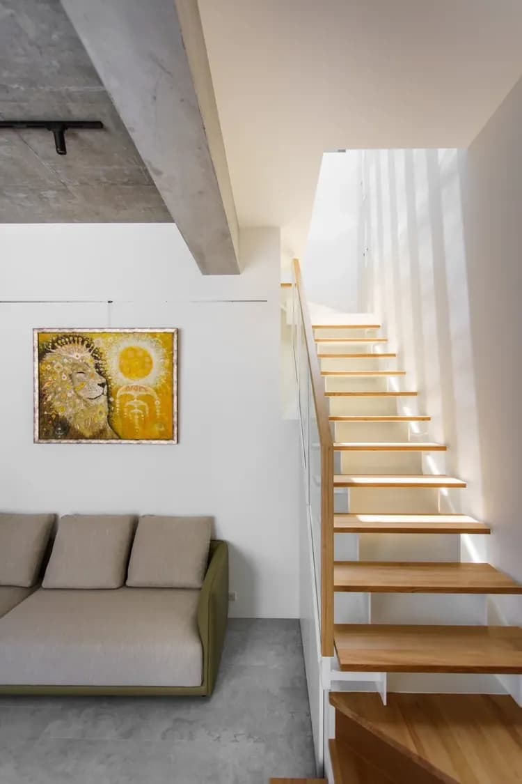 自然光映陽光階梯