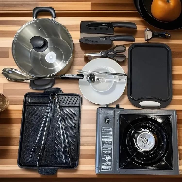 鍋具將依房間數量提供，餐具則依入住人數提供，使用後需清洗乾淨並歸還。 租借需酌收押金 300 元（不找零）。  歸還時若器具無污損且可正常使用，將全額退還押金。