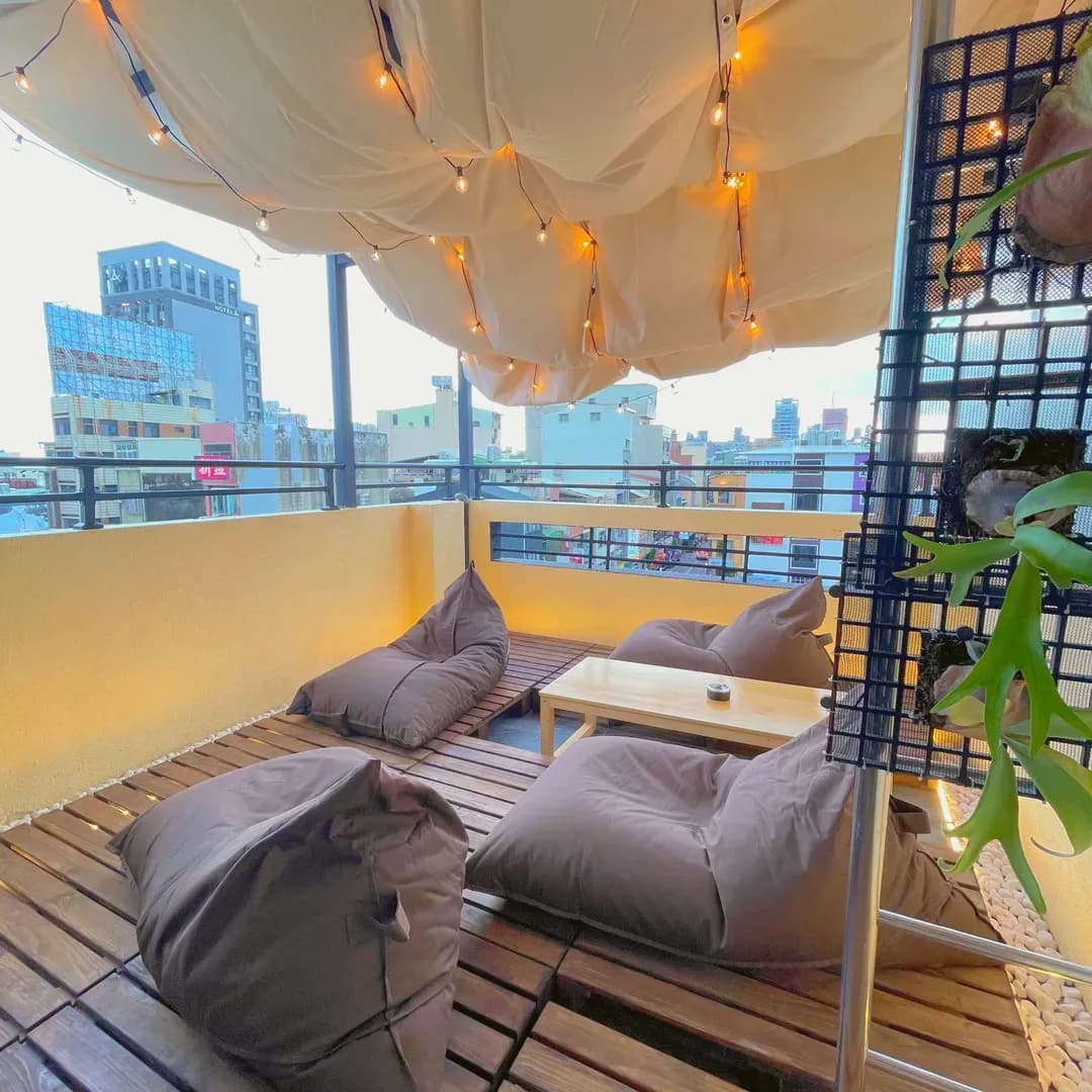 台南市-台南包棟譅宿｜6-12人包棟、網美露臺/電麻/KTV/遊戲區、近台南國華街