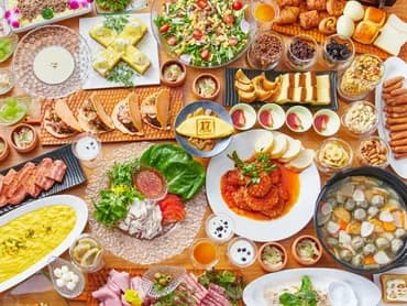 近畿一円の食材や大阪もん野菜を使った料理、ご当地メニュー・ ライブキッチン/2階