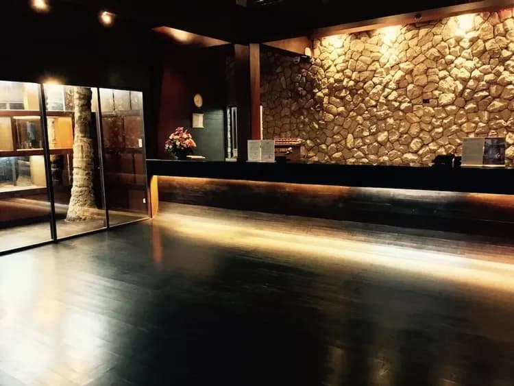 Check-in/check-out kiosk