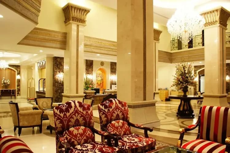 Lobby lounge