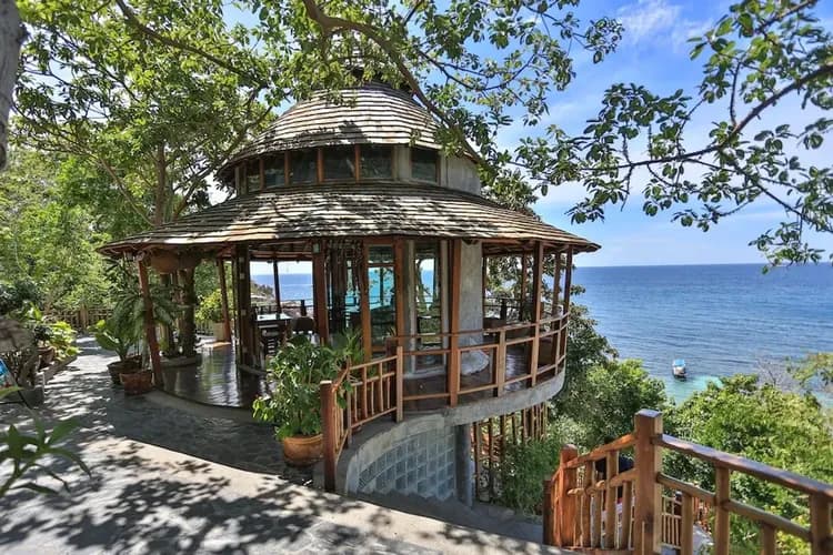 Check-in/check-out kiosk