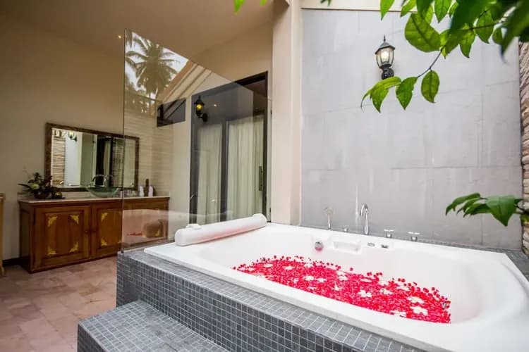 Deep soaking bathtub