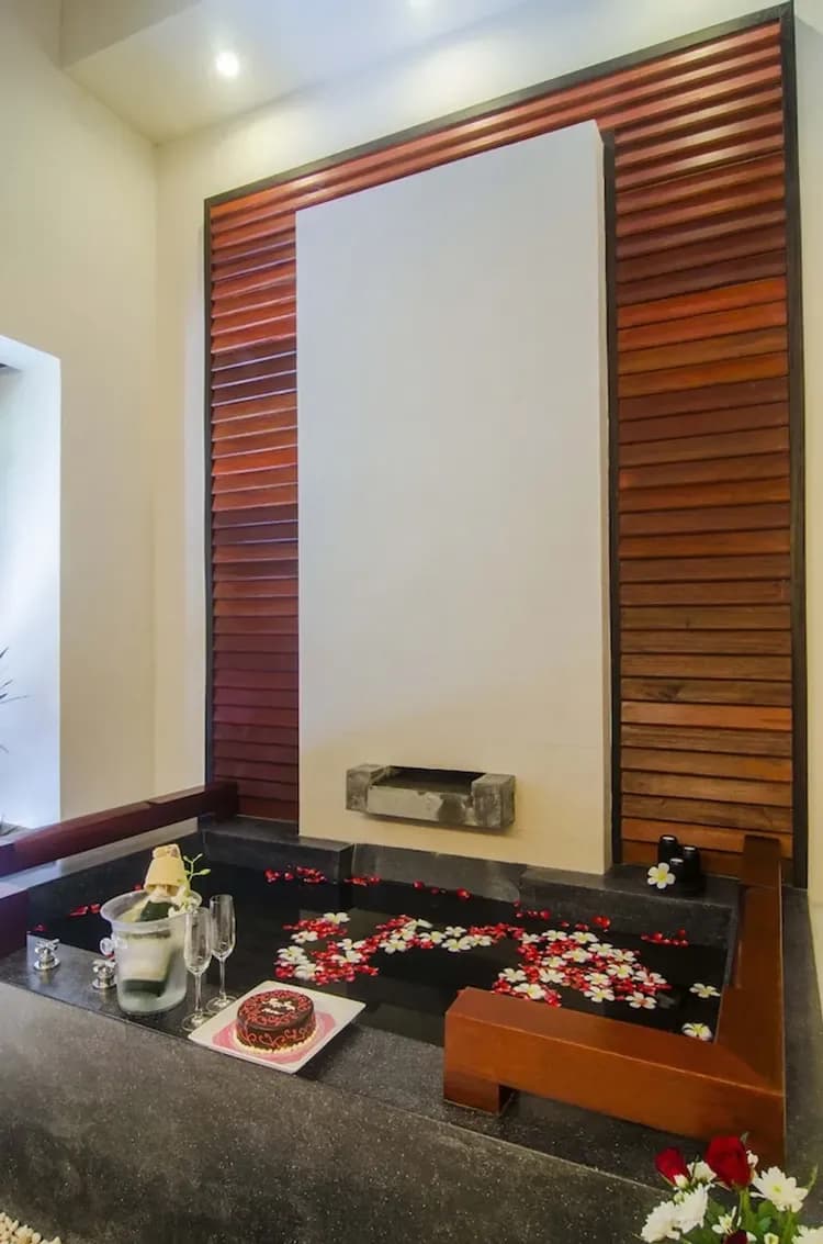 Deep soaking bathtub