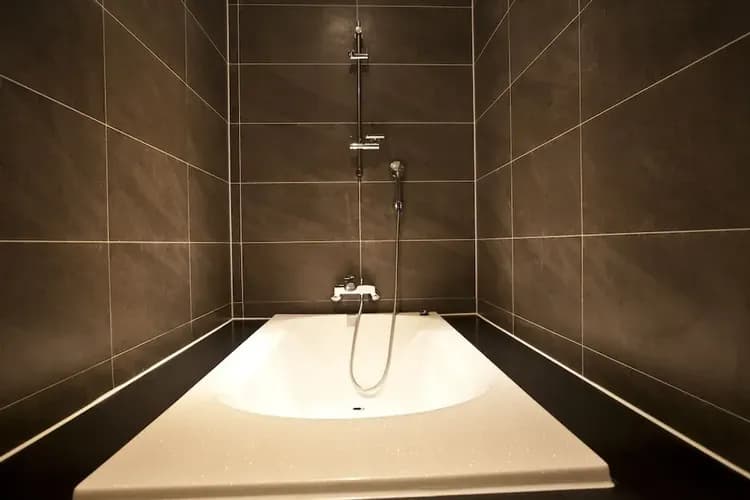 Deep soaking bathtub