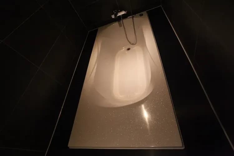 Deep soaking bathtub