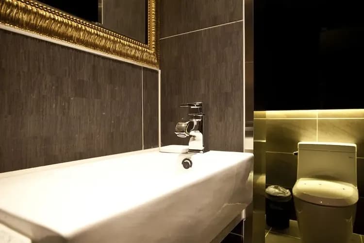 Deep soaking bathtub