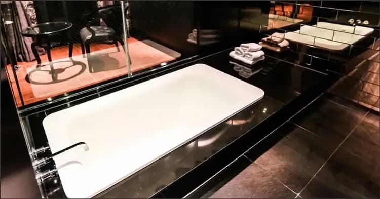 Deep soaking bathtub