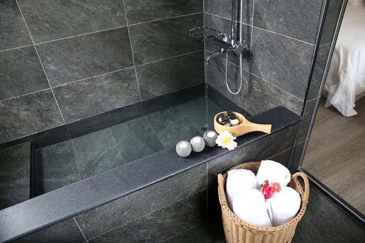 Deep soaking bathtub