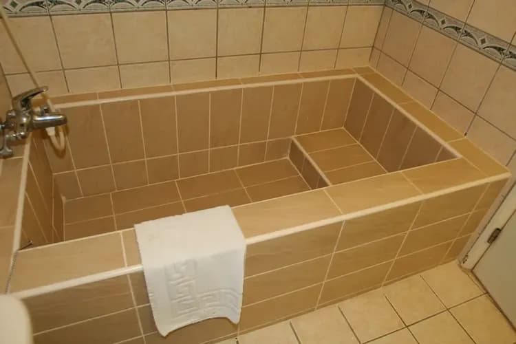 Deep soaking bathtub