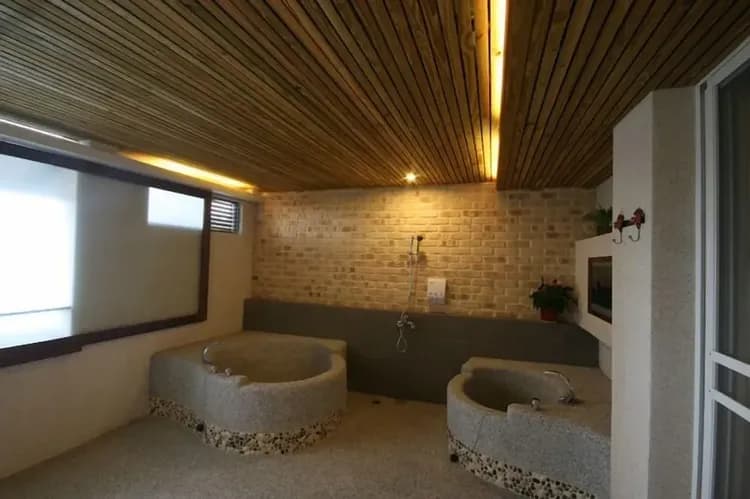 Deep soaking bathtub