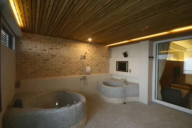 Deep soaking bathtub