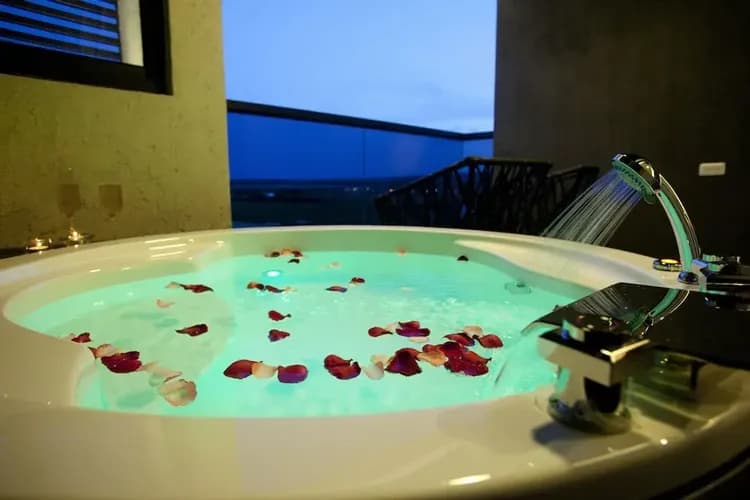 Deep soaking bathtub