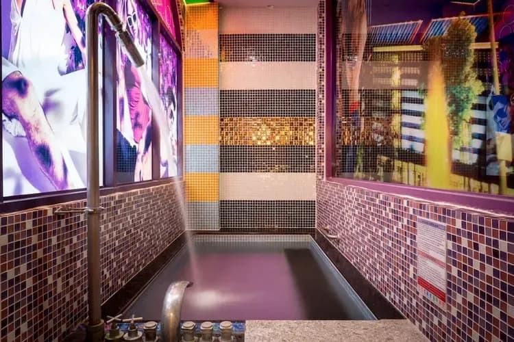 Deep soaking bathtub