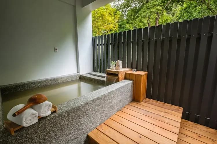 Deep soaking bathtub