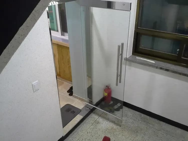 Check-in/check-out kiosk