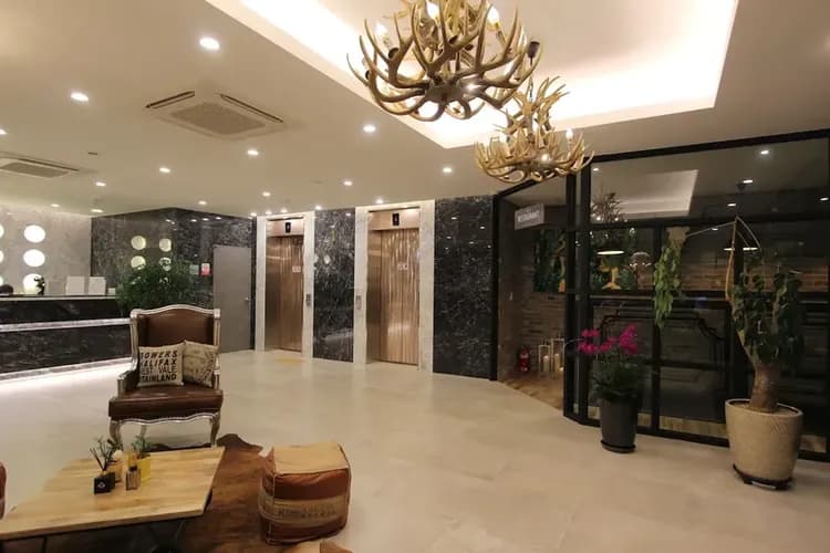 Lobby lounge