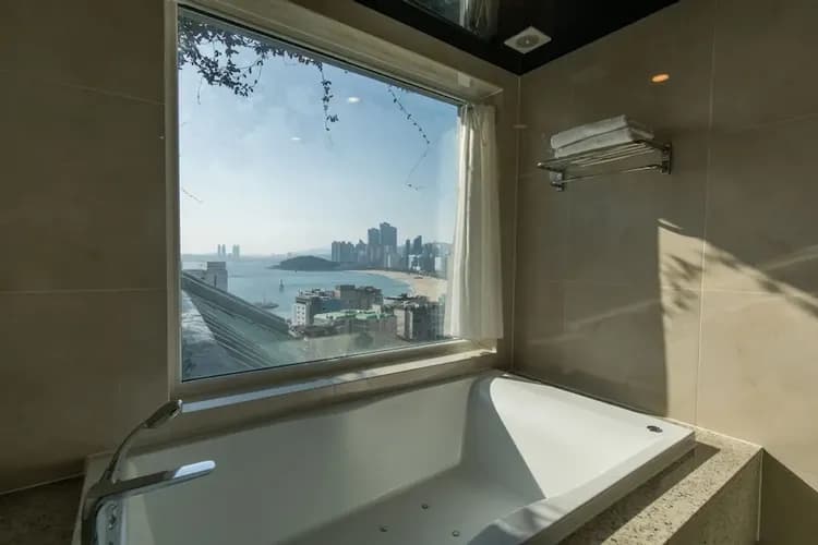 Deep soaking bathtub