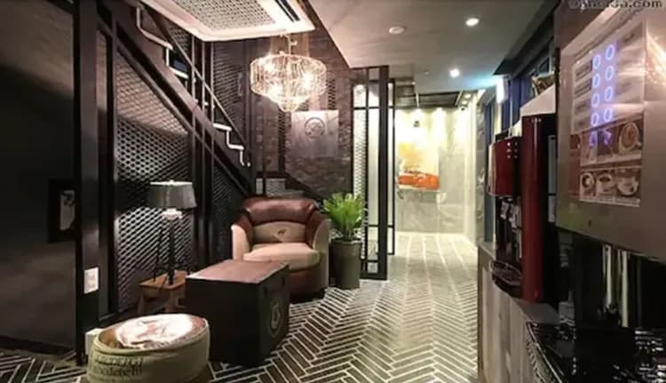 Check-in/check-out kiosk