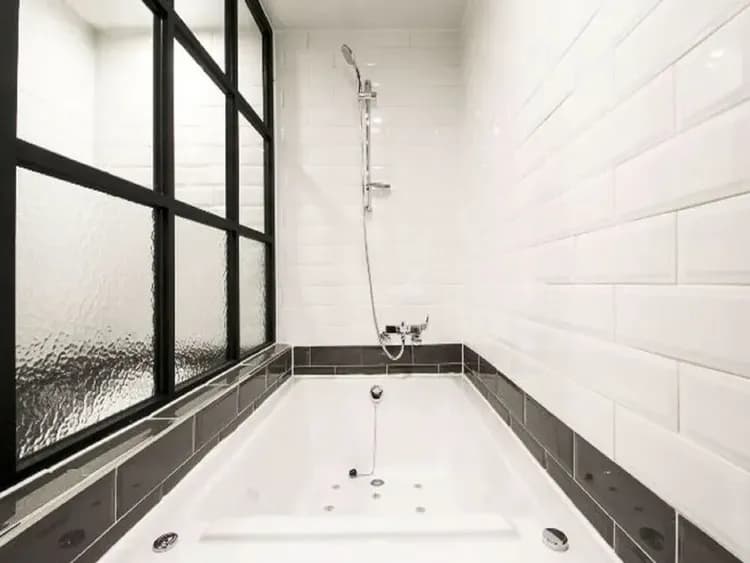 Deep soaking bathtub